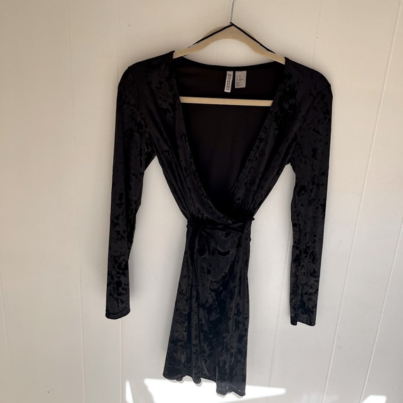 Velvet Wrap dress - Picture 2 of 3